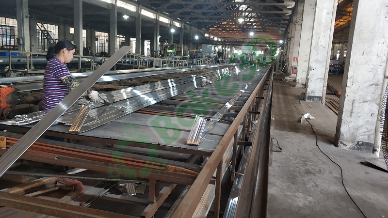 Aluminum-extrusion-processing-workshop-1